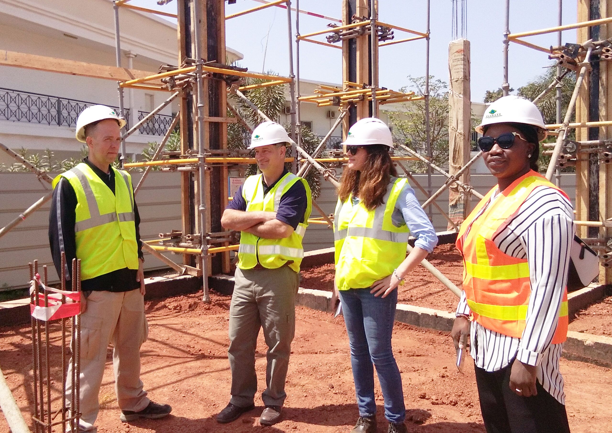 Ingénieurs sur un chantier d'infrastructure en Afrique